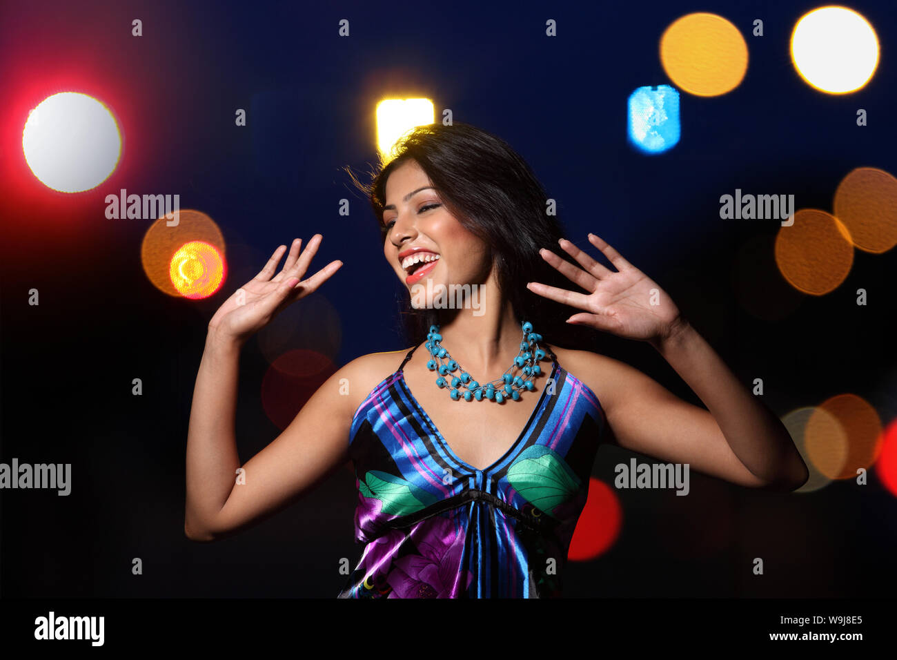 Frau genießt in einem Nachtclub Stockfoto