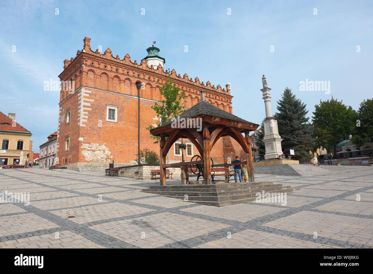 Sandomierz in Polen der Altstädter Ring mit Rathaus hinter im August 2019 Stockfoto