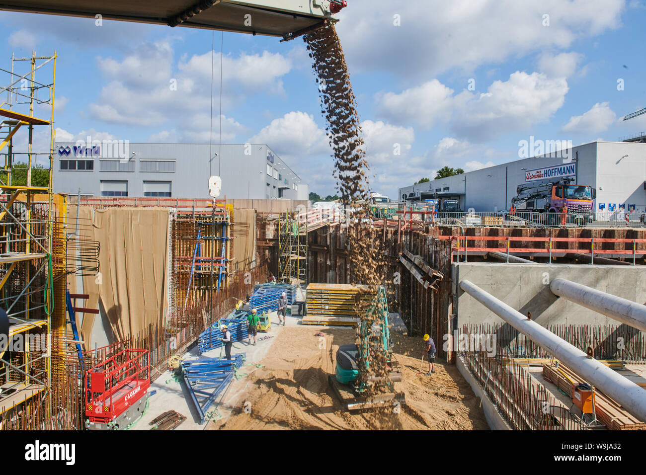 Berlin, Deutschland. 14 Aug, 2019. Eine Baugrube des Abwassers Pumpstation ist mit Sand gefüllt. Eine 129 Jahre alte Abwasser Pumpstation in Charlottenburg ist durch einen Neubau ersetzt. Quelle: Annette Riedl/dpa/Alamy leben Nachrichten Stockfoto