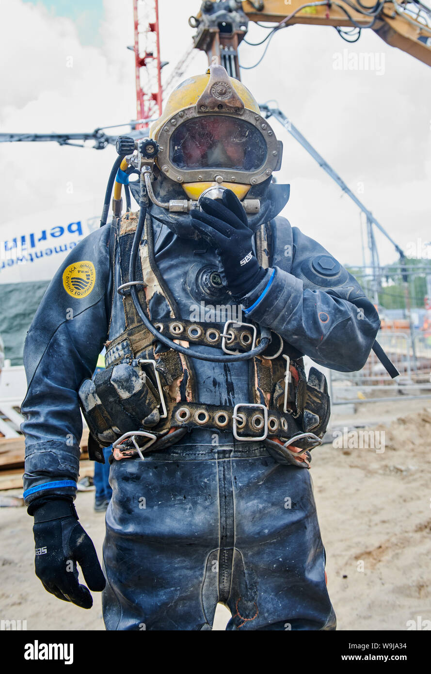 Berlin, Deutschland. 14 Aug, 2019. Professional Diver Sven bereitet zu tauchen Sie ein in eine Grube mit Wasser gefüllt. Er ist die Steuerung der neuen Beton unter Wasser. Auf der Großbaustelle in Charlottenburg, einem 129 Jahre alten Kläranlage Pumpwerk wird durch einen Neubau ersetzt. Quelle: Annette Riedl/dpa/Alamy leben Nachrichten Stockfoto