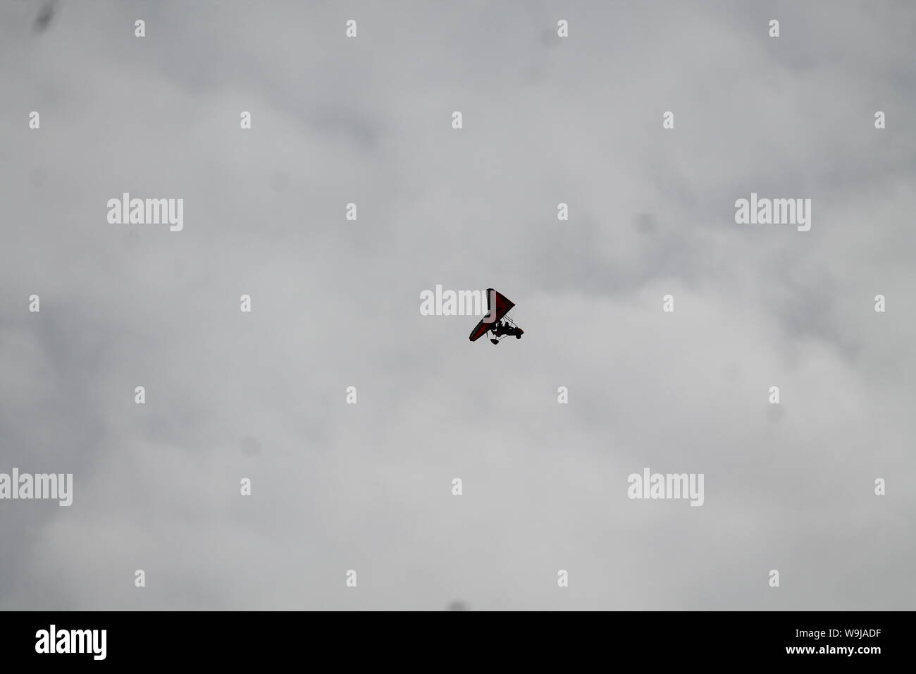 Wenig Drachenfliegen fliegen in grau Sommer sky Stockfoto