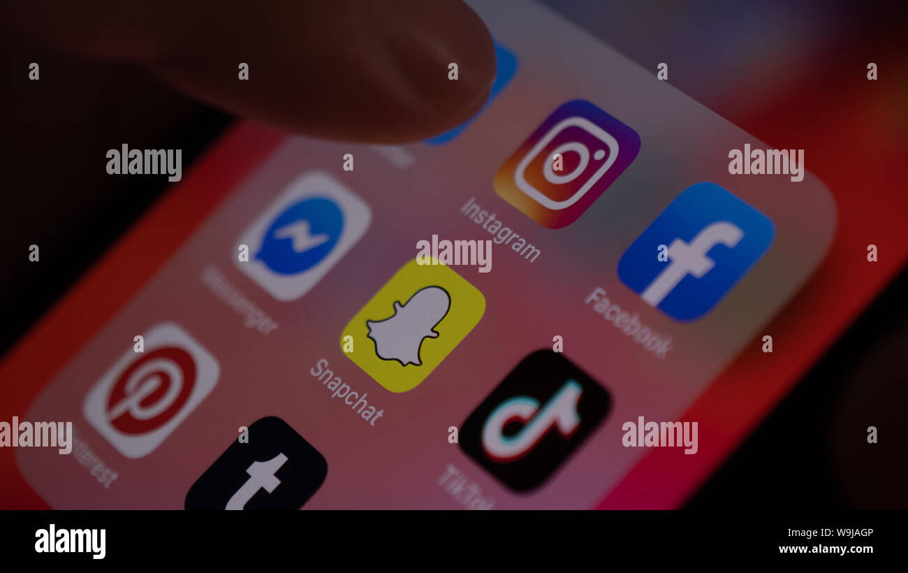 Mannheim - Baden Württemberg/Deutschland 07.21.2019: in der Nähe von Smartphone Display mit Social Media Application Icons Stockfoto