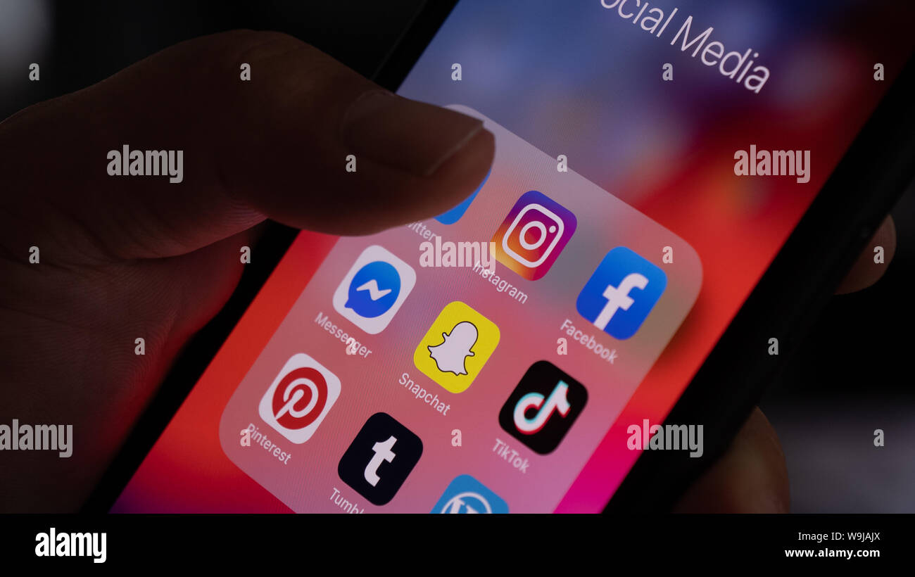 Mannheim - Baden Württemberg/Deutschland 07.21.2019: in der Nähe von Smartphone Display mit Social Media Application Icons Stockfoto