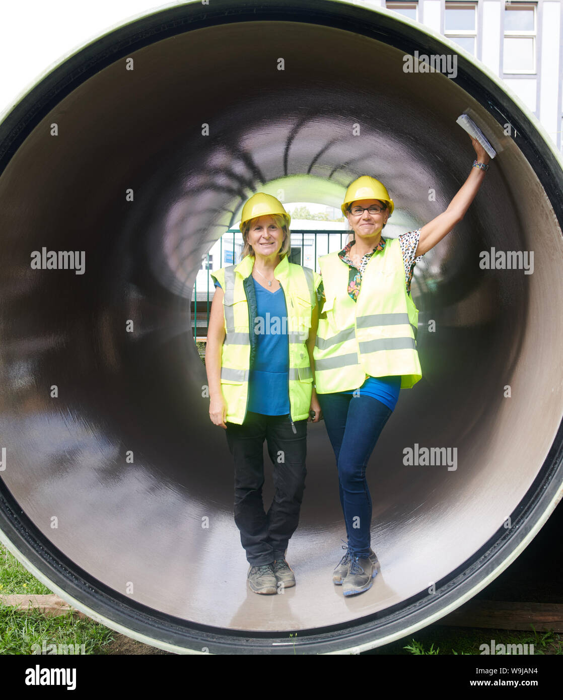 Berlin, Deutschland. 14 Aug, 2019. Ronny Richter, Site Manager und Marina Boldt, Project Manager, (L - r) stehen in einem Rohr für den neuen kombinierten Abwasserkanal. Eine 129 Jahre alte Abwasser Pumpstation in Charlottenburg ist durch einen Neubau ersetzt. Quelle: Annette Riedl/dpa/Alamy leben Nachrichten Stockfoto