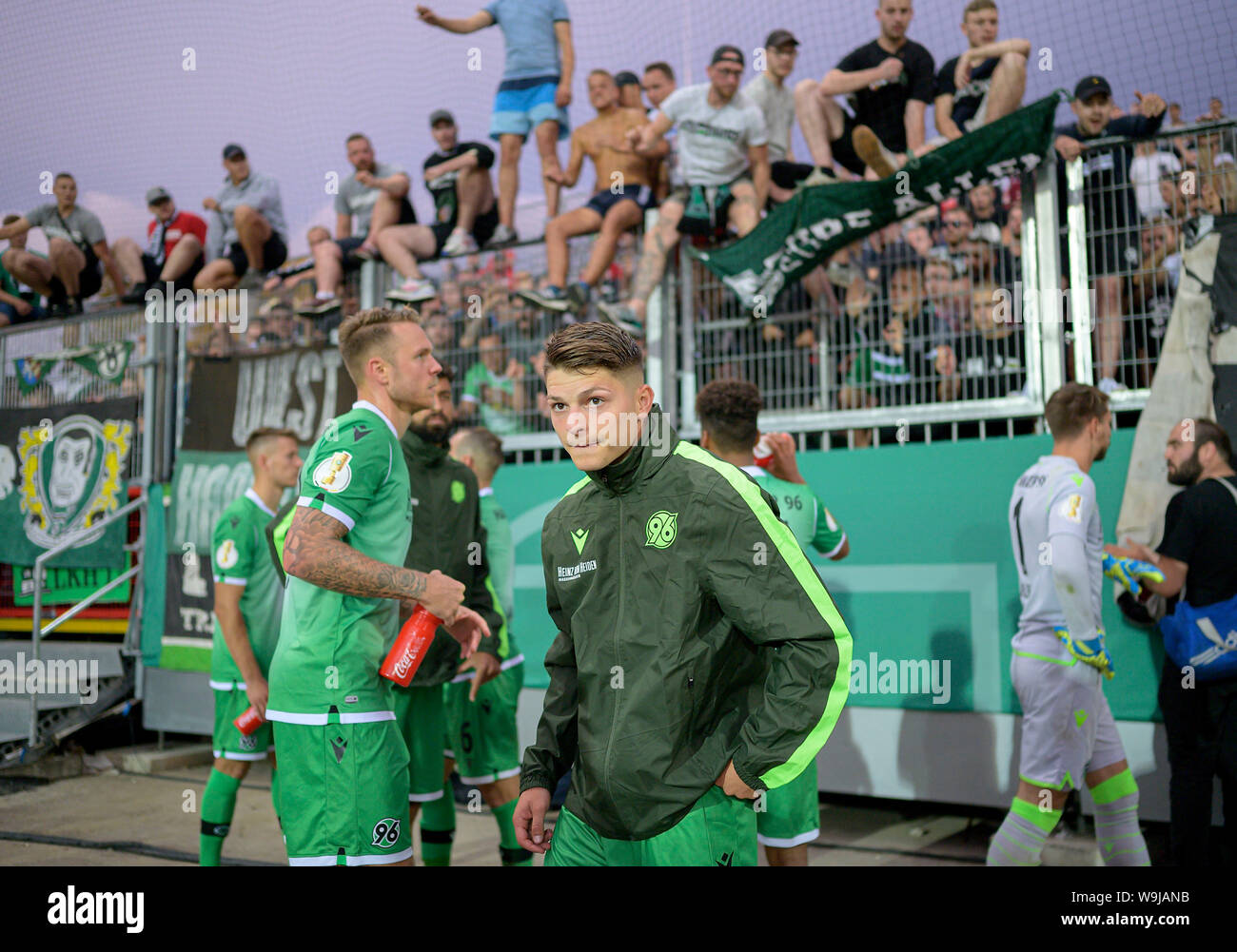 Florent MUSLIJA (H) und andere Spieler vor wütenden Fans nach dem SPiel, Fußball DFB-Pokal, 1. Runde, Karlsruher SC (KA) - Hannover 96 (H) 2:0, am 12.08.2019 in Karlsruhe/Deutschland. DFL Bestimmungen verbieten die Verwendung von Fotografien als Bildsequenzen und/oder quasi-video ### Nutzung weltweit Stockfoto