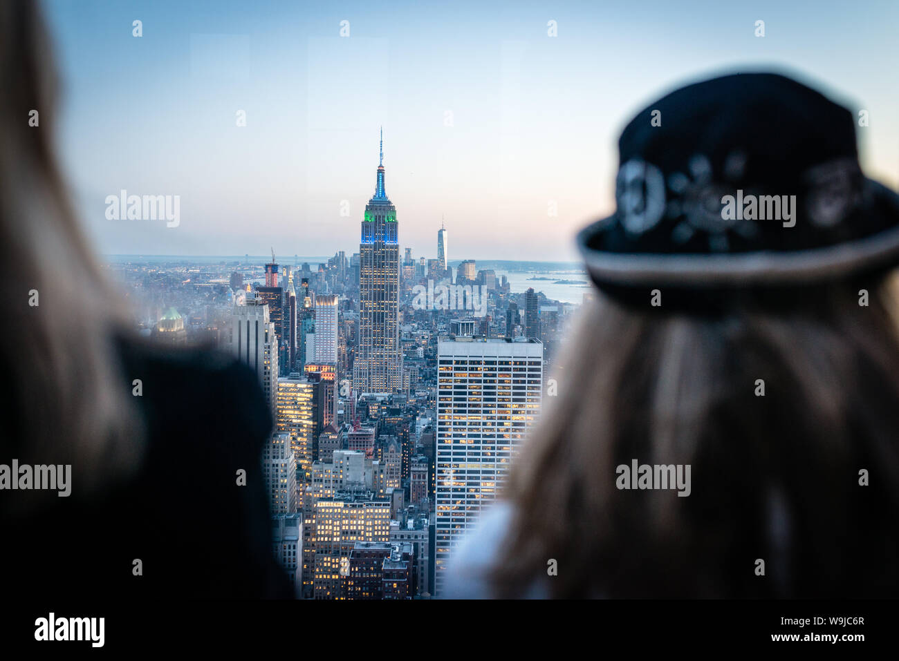 Den Sonnenuntergang von der Spitze des Felsens mit Empire State Building, Downtown Manhattan Stockfoto