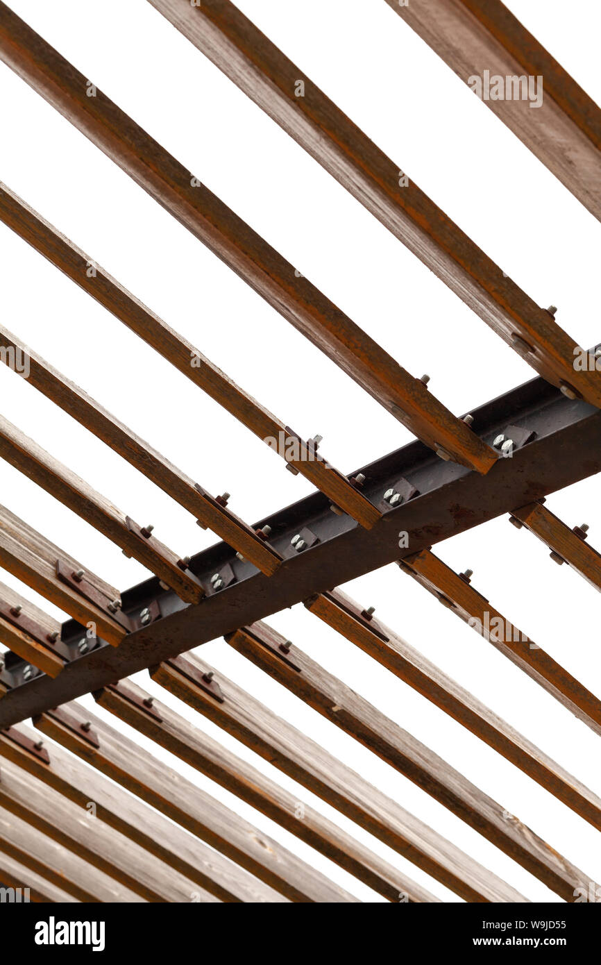 Sonnenschirm Struktur auf weißem Hintergrund. Holz- schrägen Bohlen auf Stahlträgern montiert. Vertikale Foto Stockfoto
