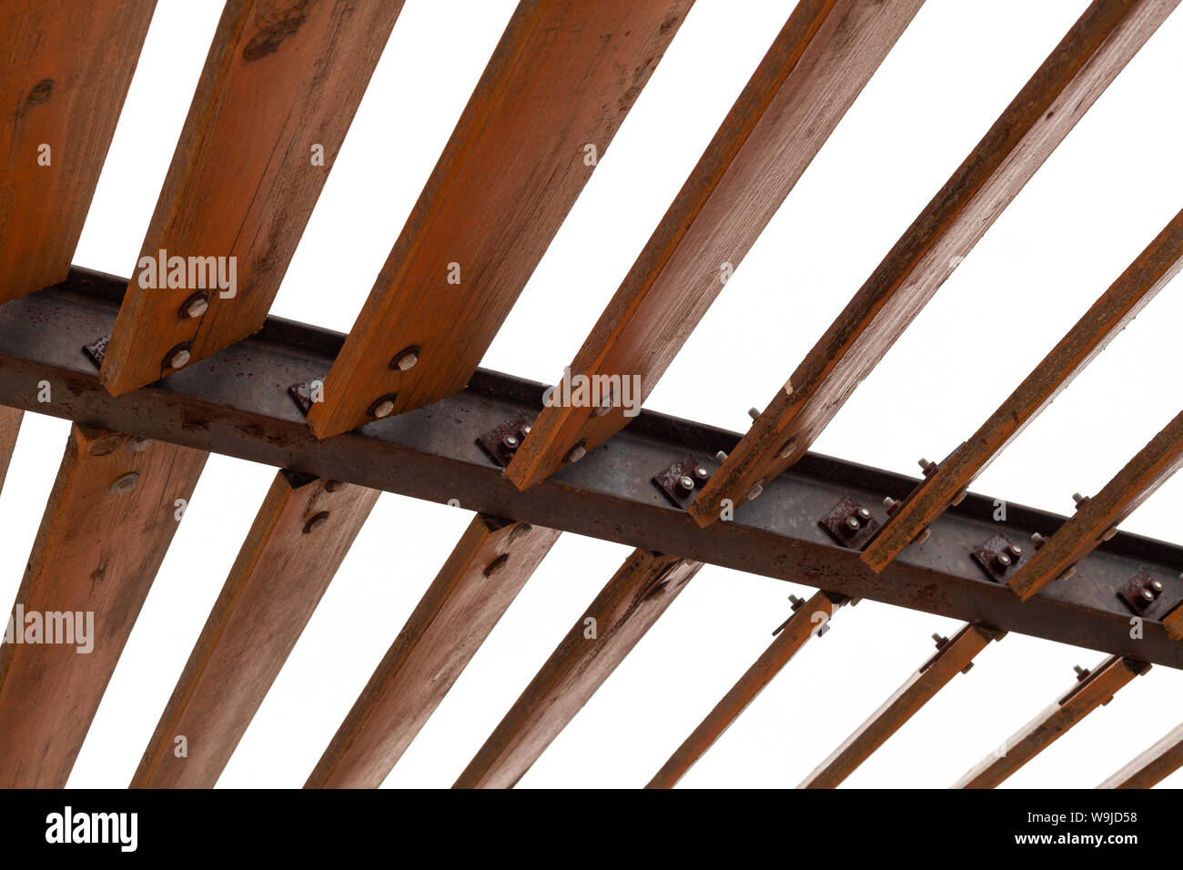 Sonnenschirm Struktur auf Weiß isoliert. Holz- schräge Holzbohlen auf Stahlträgern montiert Stockfoto