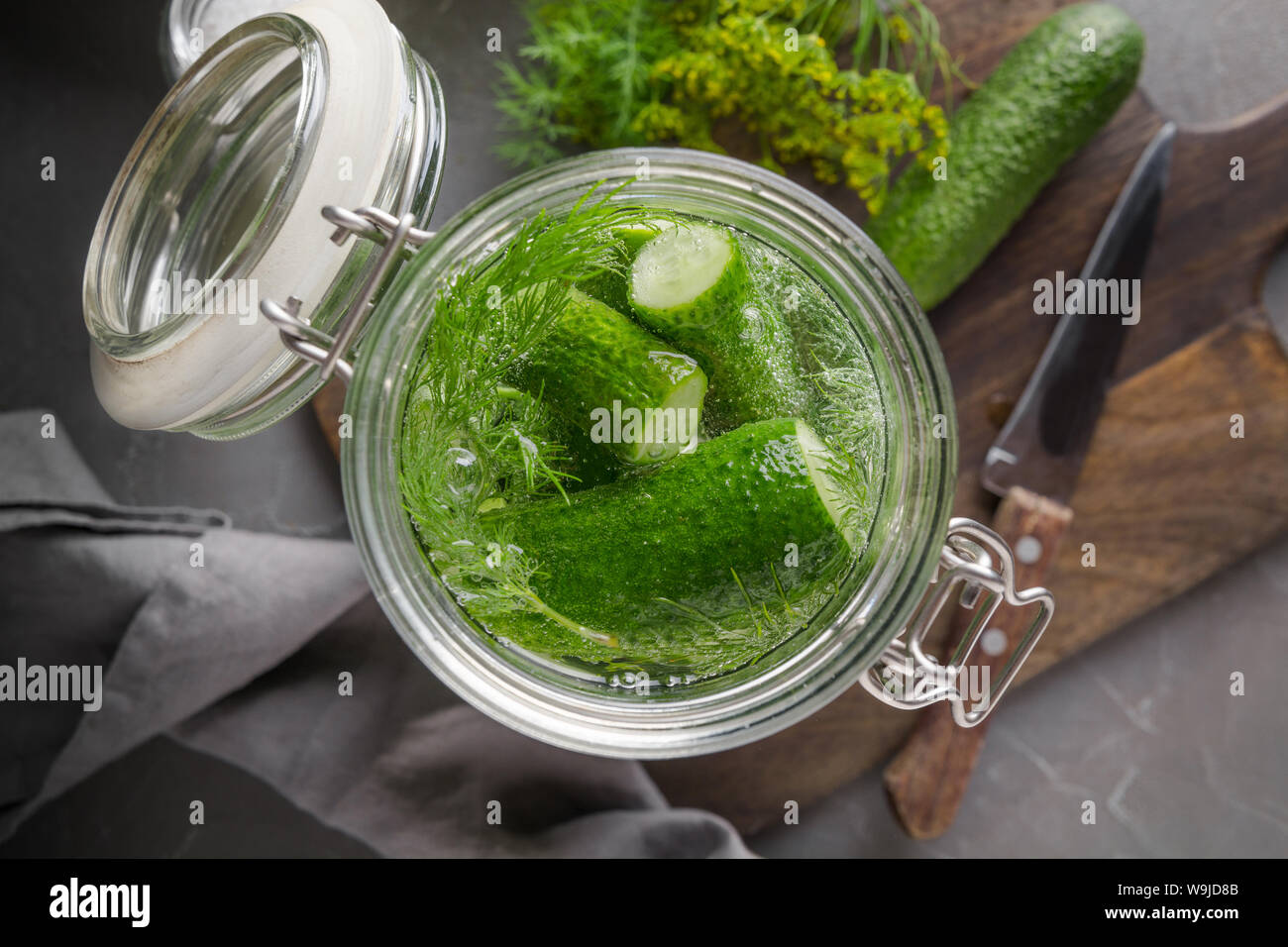 Beizen und Gärung Gurke in Glas Glas mit Dill und Knoblauch auf ...