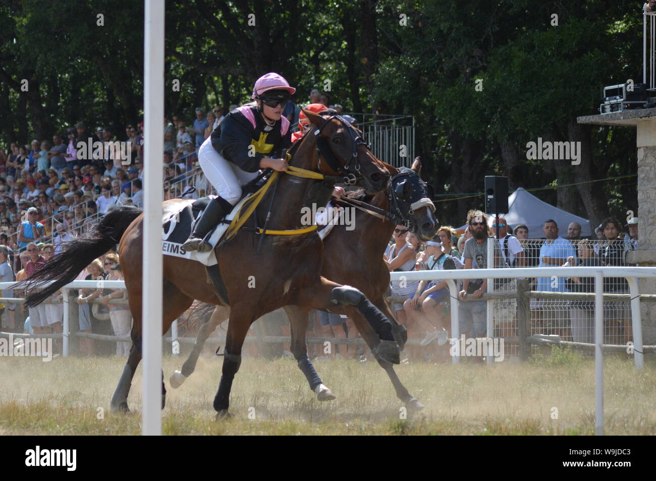 Pferderennbahn in Sault, Provence-Alpes-Côte d'Azur - Frankreich. 11. August 2019. Das einzige Pferd Rennen im Jahr Stockfoto