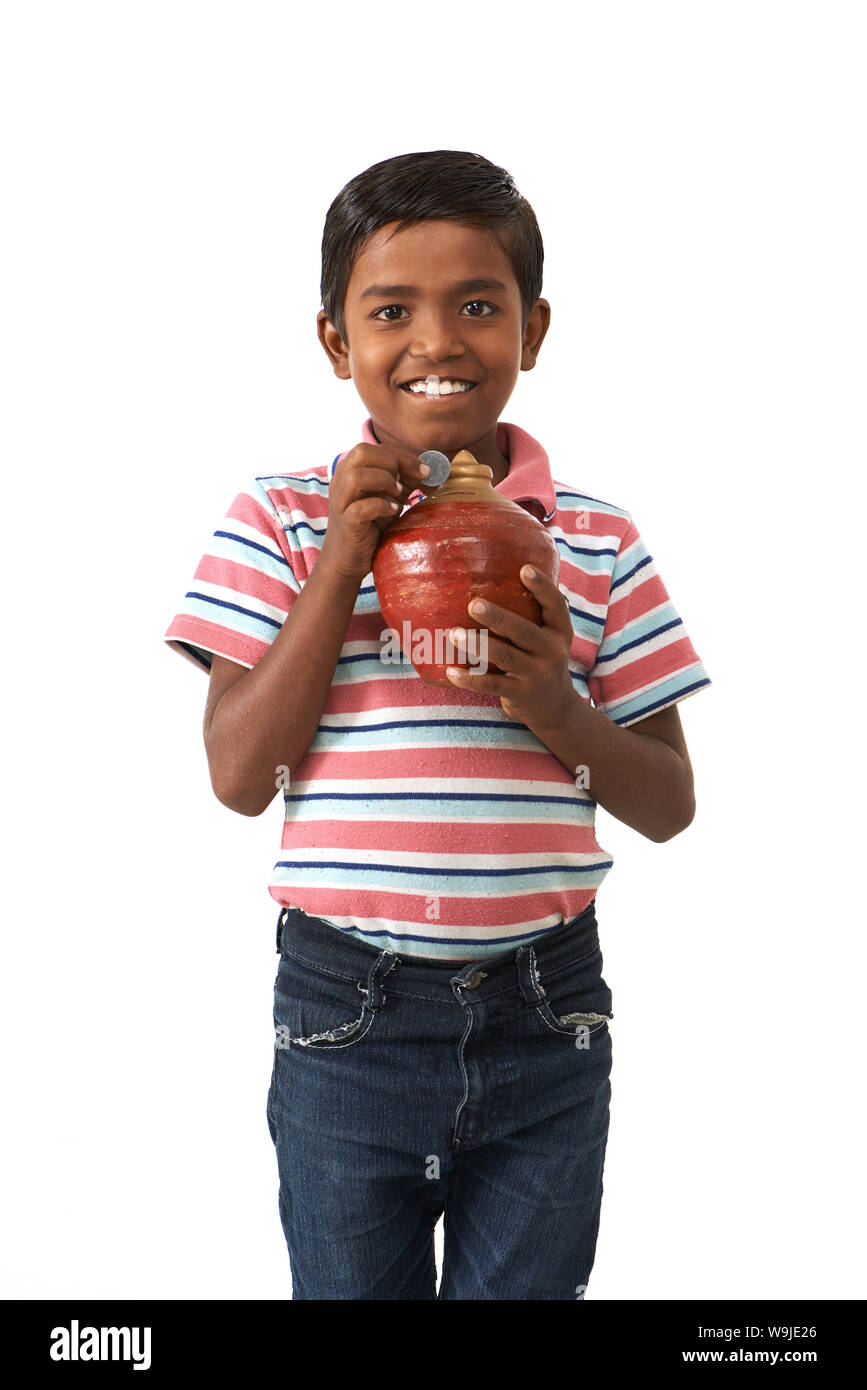 Portrait eines ländlichen jungen ein Sparschwein und lächelnd Stockfoto