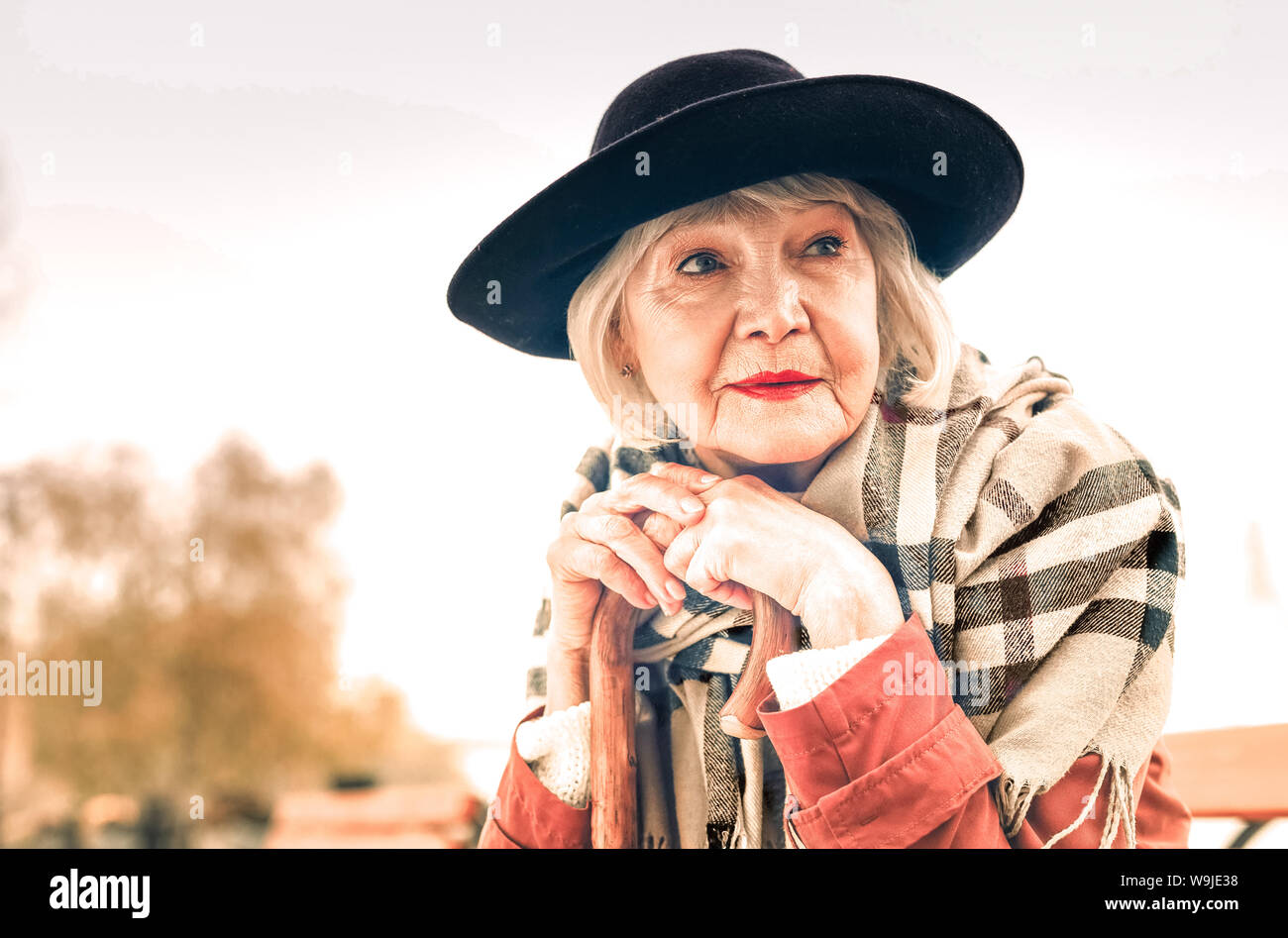 Porträt eines hübschen ältere Dame in Black hat Stockfoto