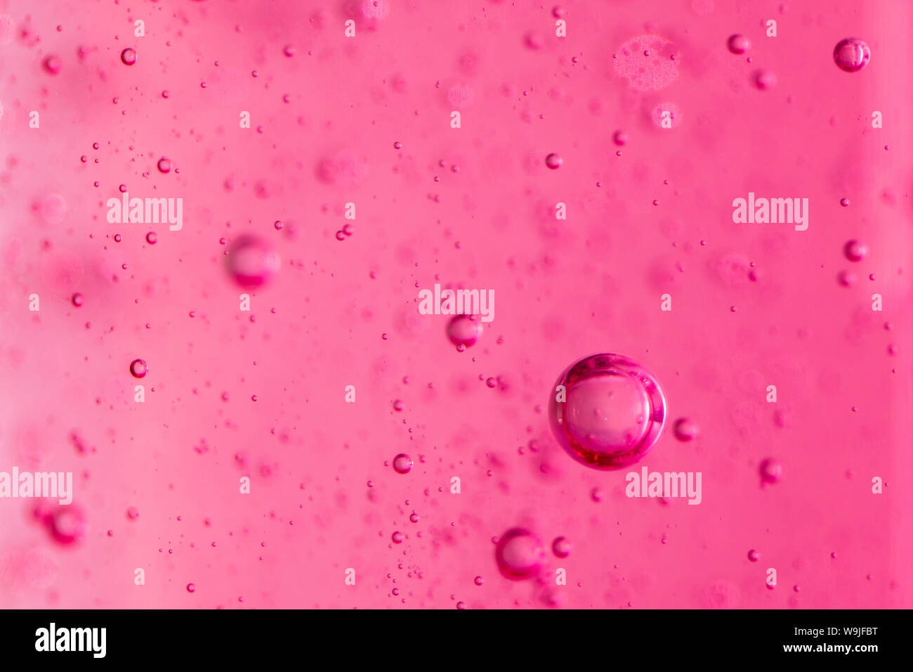 Makro Sauerstoff Blasen im Wasser auf einem rosa Hintergrund, Konzept wie Ökologie und andere erhebende erfolgreiche Projekte Stockfoto