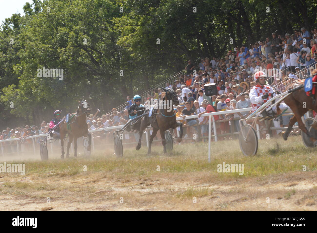 Pferderennbahn in Sault, Provence-Alpes-Côte d'Azur - Frankreich. 11. August 2019. Das einzige Pferd Rennen im Jahr Stockfoto