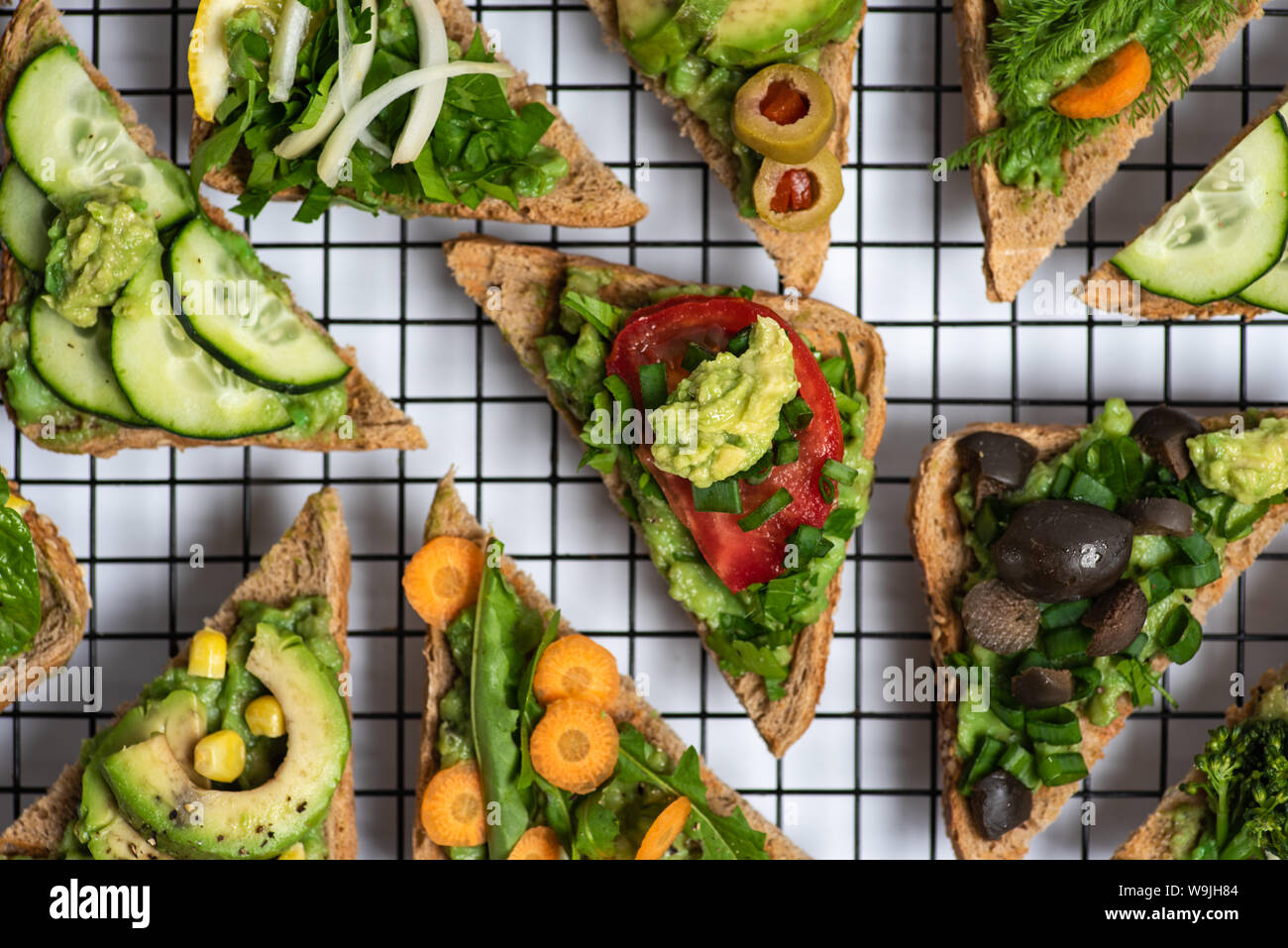 Vegetarische Sandwiches mit Guacamole und Gemüse auf einem Raster Stockfoto
