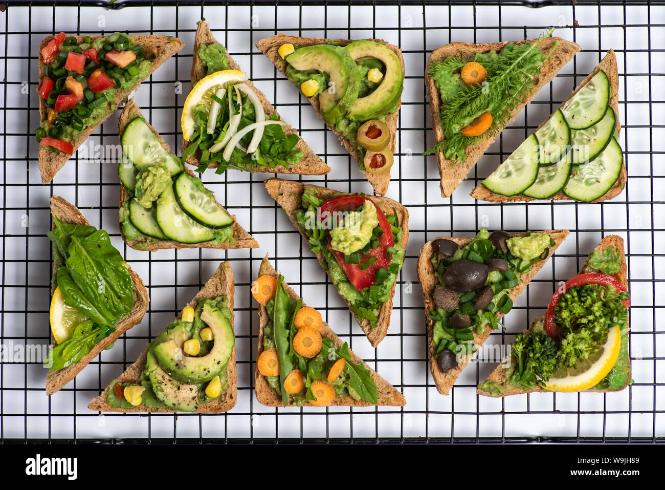 Vegetarische Sandwiches mit Guacamole und Gemüse auf einem Raster Stockfoto