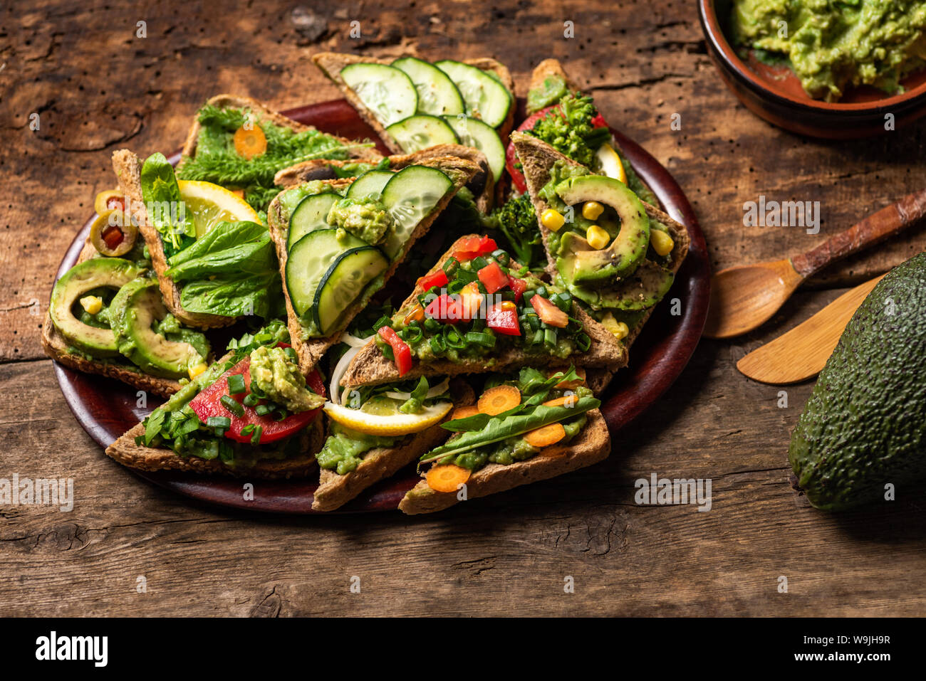 Vegetarische Sandwiches mit Guacamole und Gemüse auf Holz- Oberfläche Stockfoto