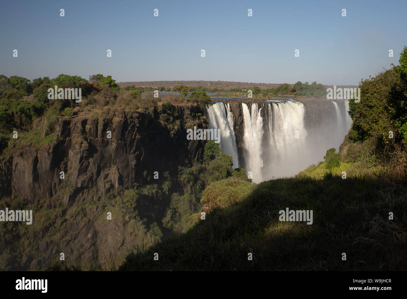 Victoria Falls, von David Livingstone im Jahr 1855 benannt nach Königin Victoria, der Wasserfall ist der Sambesi Fluss gebildet, in einen 100 Meter tiefen Ch Stockfoto