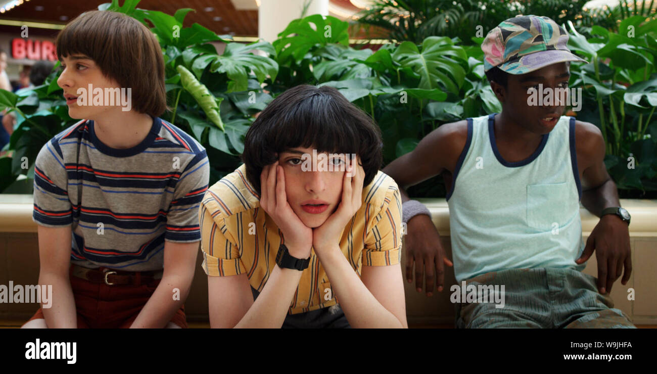 Die dritte Saison der amerikanischen Science Fiction - Horror web TV-Serie fremder Sachen, betitelt fremder Dinge 3. Die dritte Staffel stars Winona Ryder, David Harbour, Finn Wolfhard, Millie Bobby Brown, Gaten Matarazzo, Kaleb, McLaughlin, Noah Schnapp, Sadie Waschbecken, Natalia Dyer, Charlie Heaton, Joe Keery, dacre Montgomery, Maya Hawke, Priah Ferguson, und Cara Buono. Dieses Foto ist nur für den redaktionellen Gebrauch bestimmt und unterliegen dem Copyright der Film Company und/oder der bezeichneten Fotograf durch den Film oder die Produktion Firma zugewiesen. Stockfoto