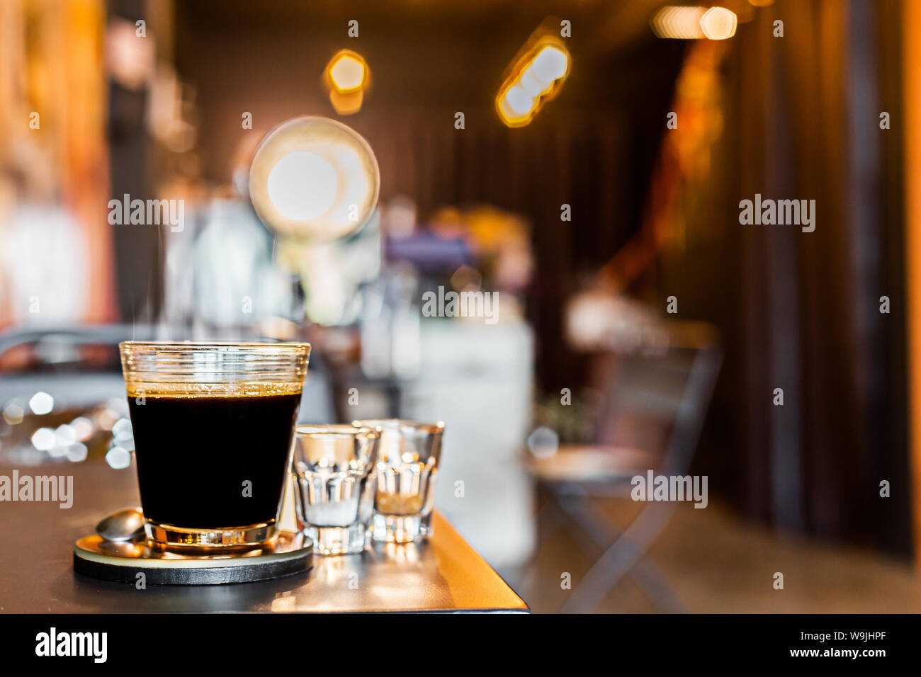 Hot americano Kaffee und Rauchen in den Coffee Shop. Stockfoto
