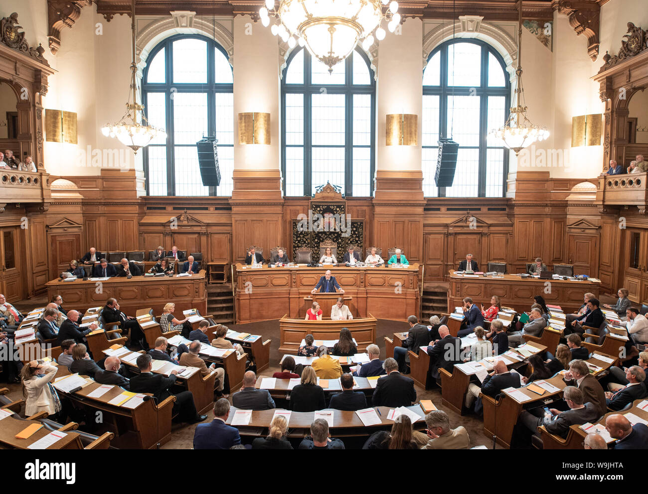 Hamburg, Deutschland. 14 Aug, 2019. Die Mitglieder des Parlaments folgen Sie der Sitzung der Hamburger Bürgerschaft im Rathaus. Heute sind die Bürger diskutieren Themen wie Schule Frieden und die Qualität der Ausbildung. Credit: Daniel Reinhardt/dpa/Alamy leben Nachrichten Stockfoto