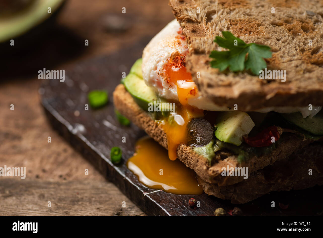 Frischen toast Sandwich mit Spiegelei und Avocado Stockfoto