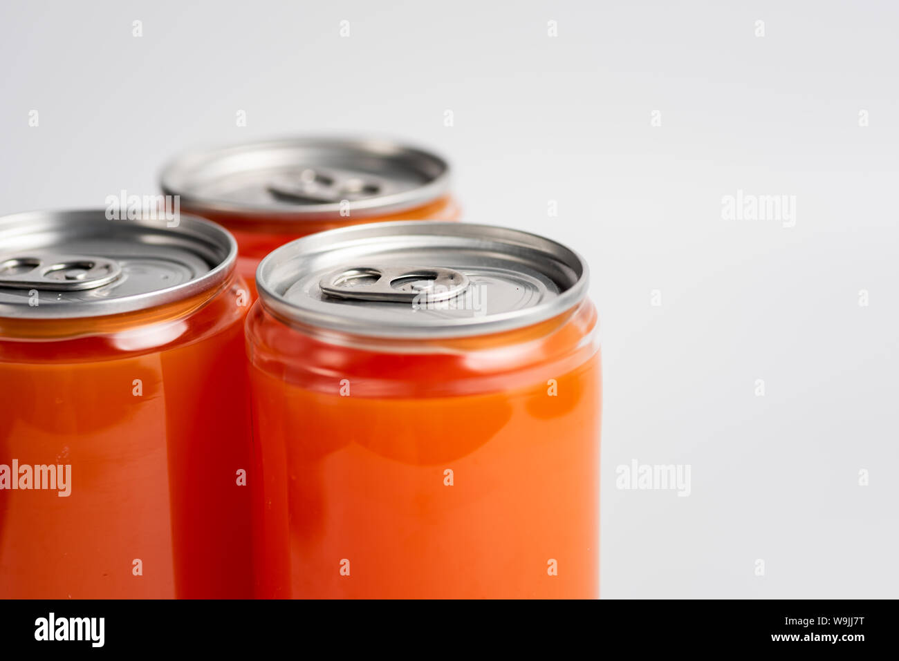 Orangensaft in einem Sehen - durch können auf Weiß Stockfoto