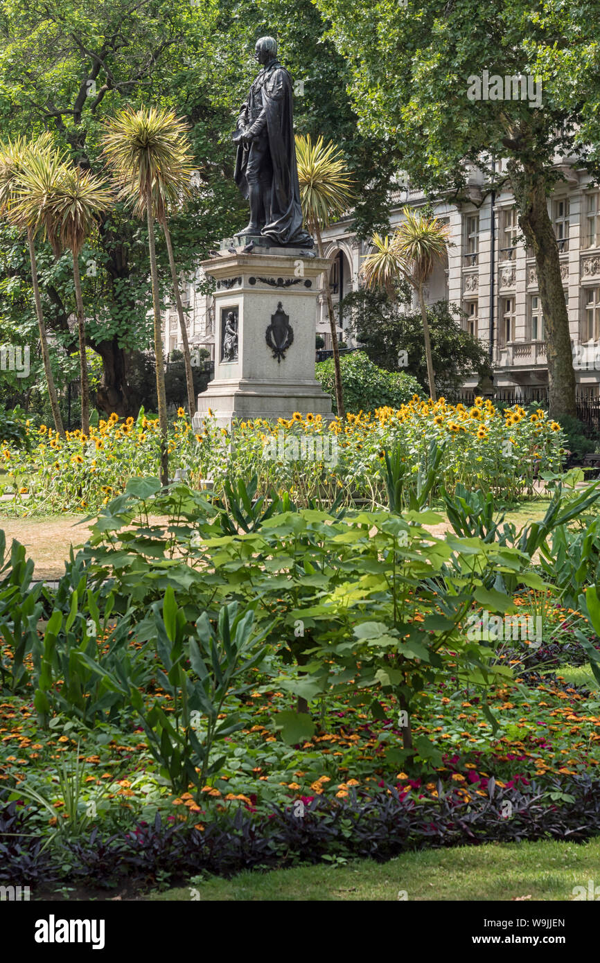 LONDON, Großbritannien: Statue des britischen Kolonialverwalters Henry Bartle Frere in Bartle Whitehall Gardens Stockfoto