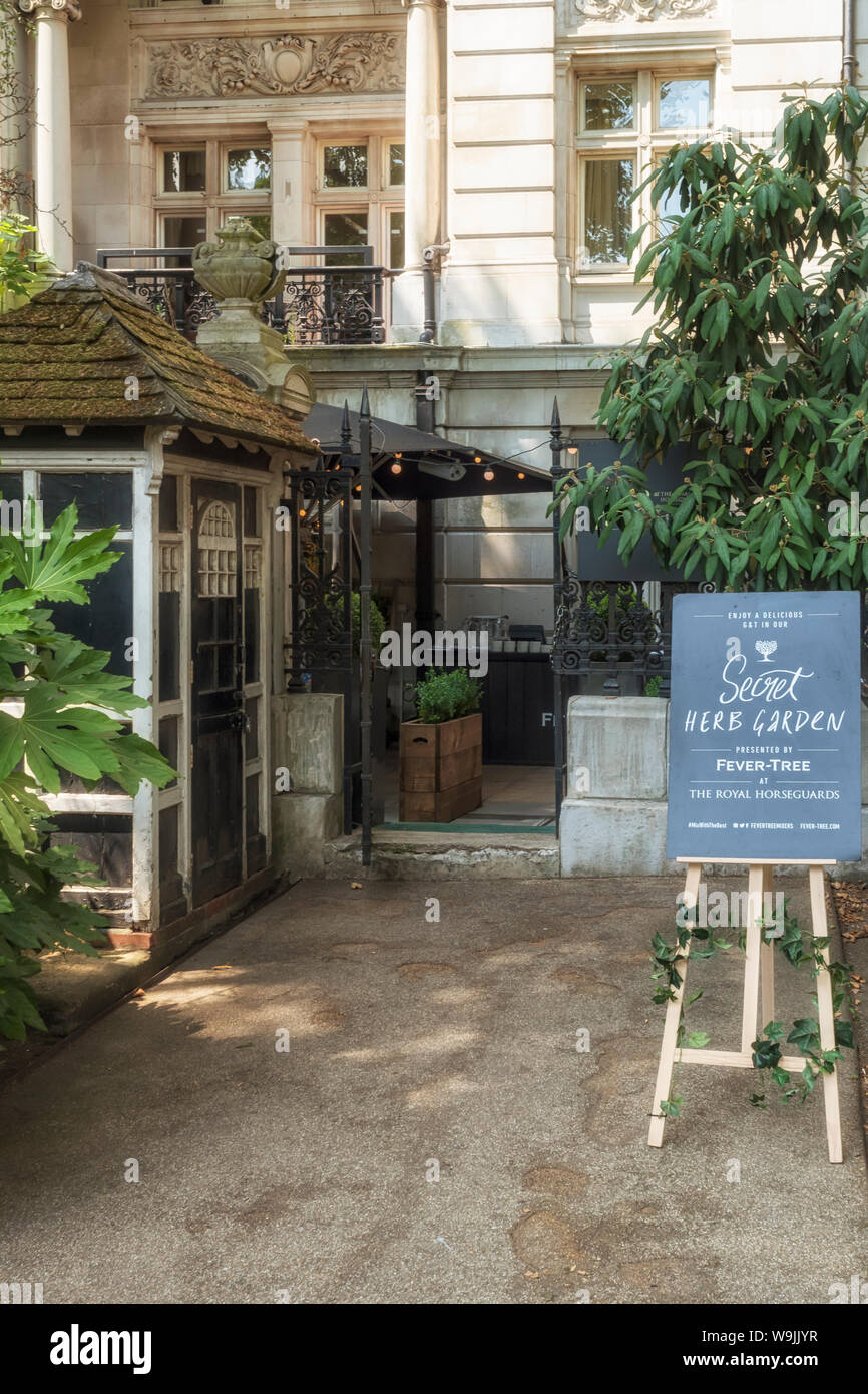 LONDON, Großbritannien - 21. JULI 2018: Außenansicht des Secret Herb Garden im Royal Horseguards Hotel in Whitehall Court mit Schild Stockfoto