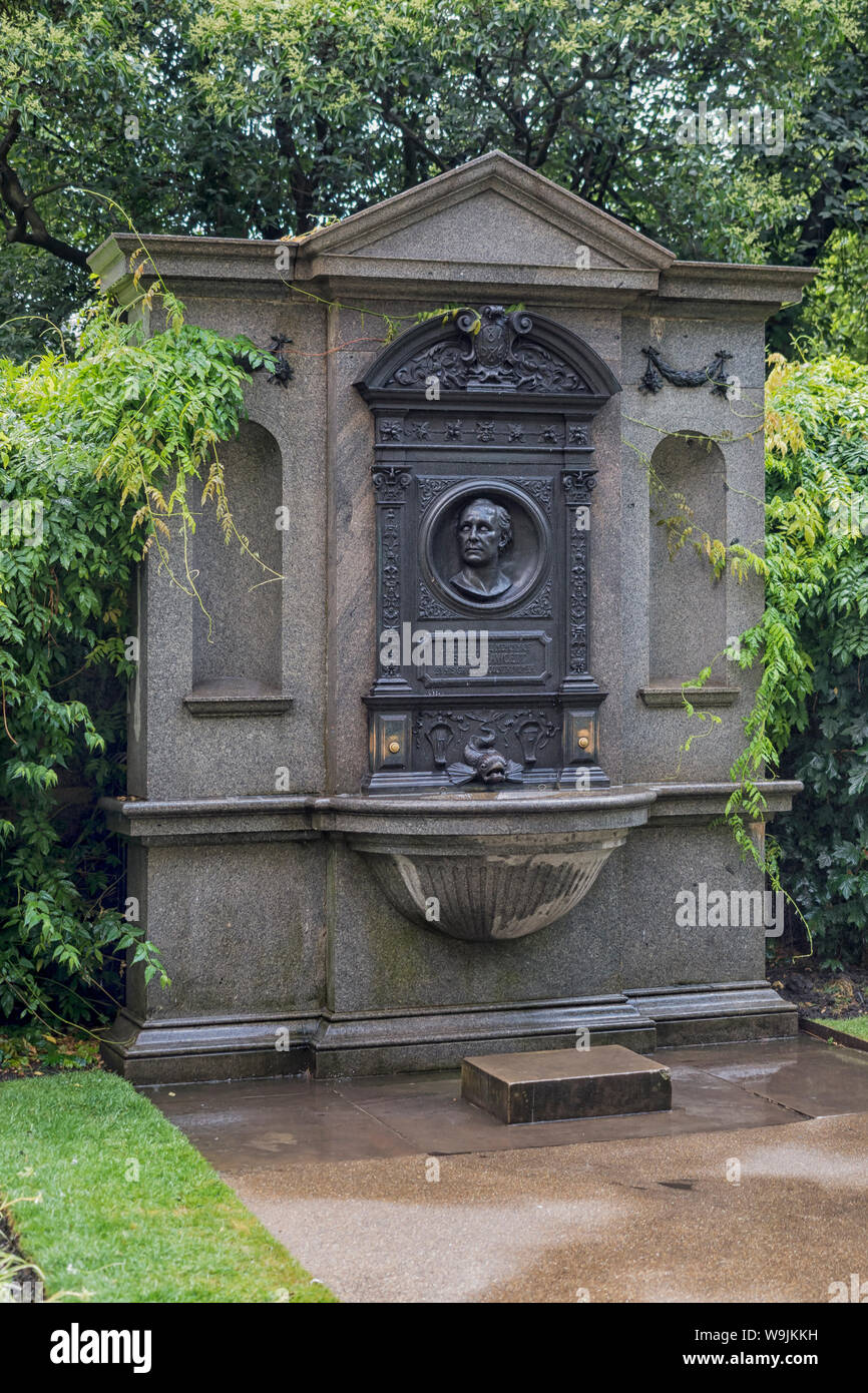 LONDON, Großbritannien - 21. JULI 2018: Trinkbrunnen zum Gedenken an Henry Fawcett in den Victoria Embankment Gardens Stockfoto