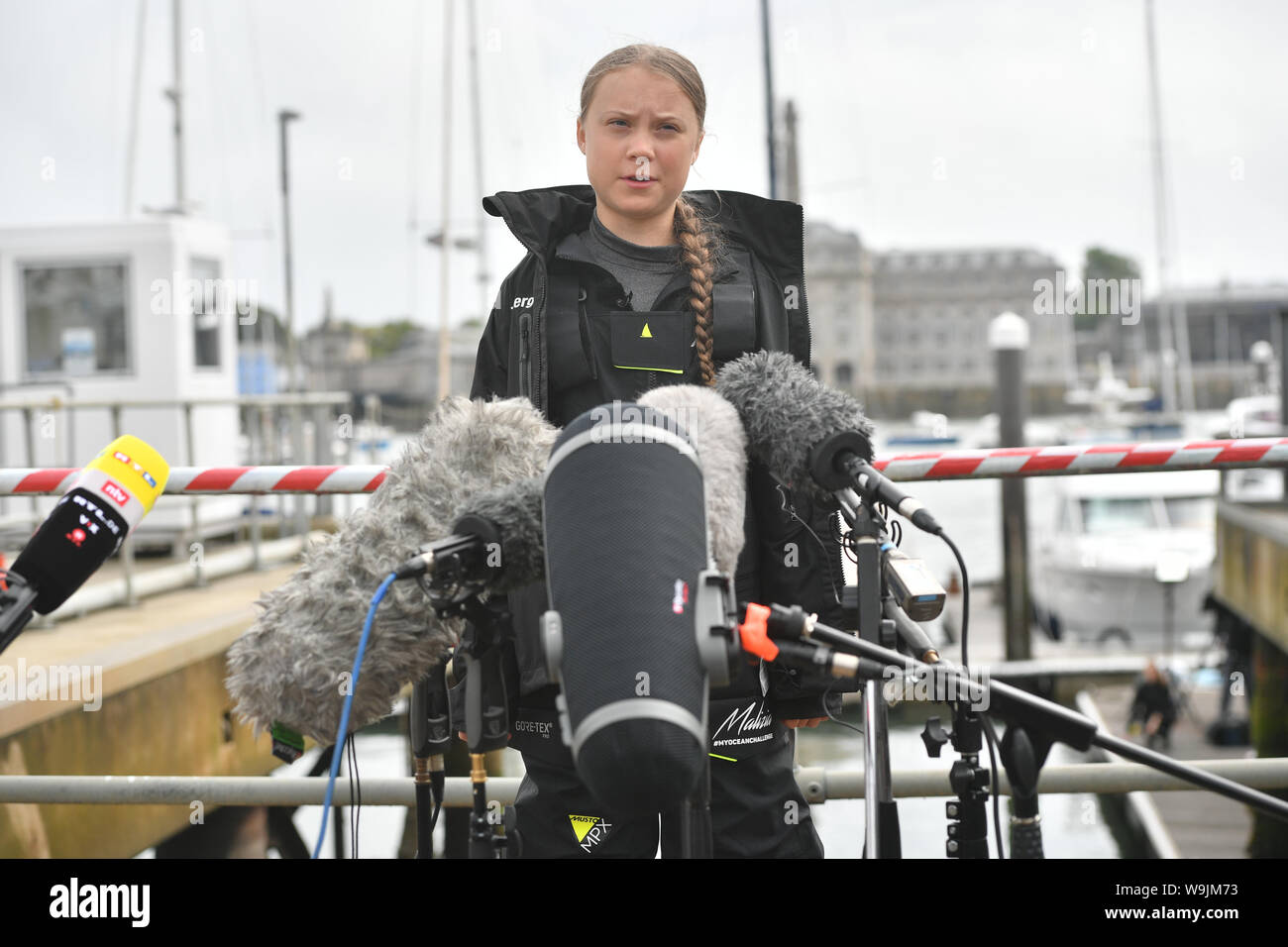 Klima Aktivistin Greta Thunberg spricht zu den Medien vor shebegins ihre Reise in die USA von Plymouth auf der Malizia II, Klima Demonstrationen im Land am 20. September und 27. und bei den Vereinten Nationen Klimaschutz Gipfel sprechen. Stockfoto