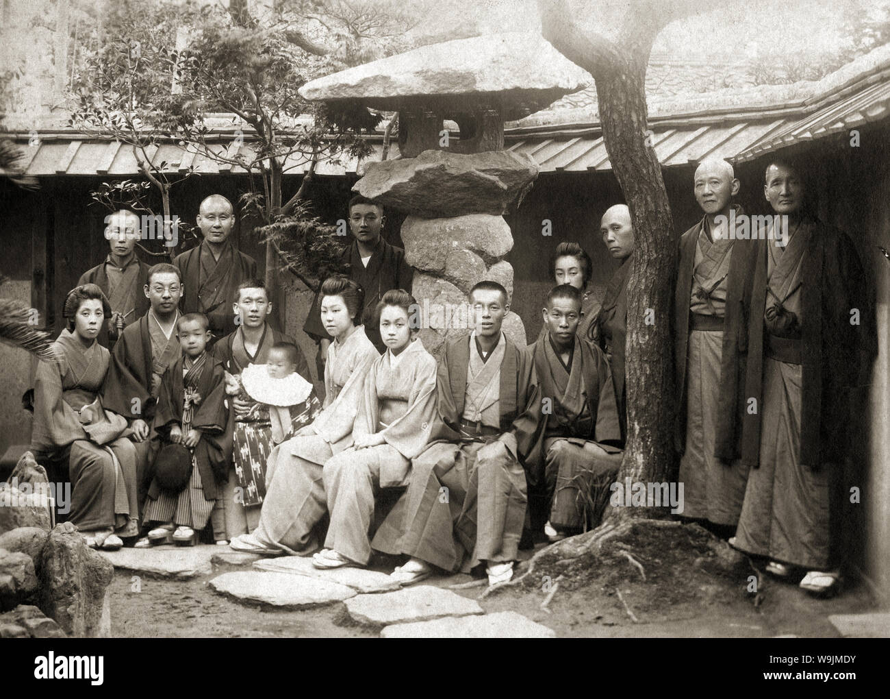 [1900s Japan - japanische Männer und Frauen im Kimono]-Gruppe Porträt von Männern und Frauen im Kimono in einem traditionellen japanischen Garten. Durch Torau Iwata (岩田虎雄) in Nagoya fotografiert. Das Foto ist vom 1907 (Meiji 40). 20. Jahrhundert vintage Silbergelatineabzug. Stockfoto