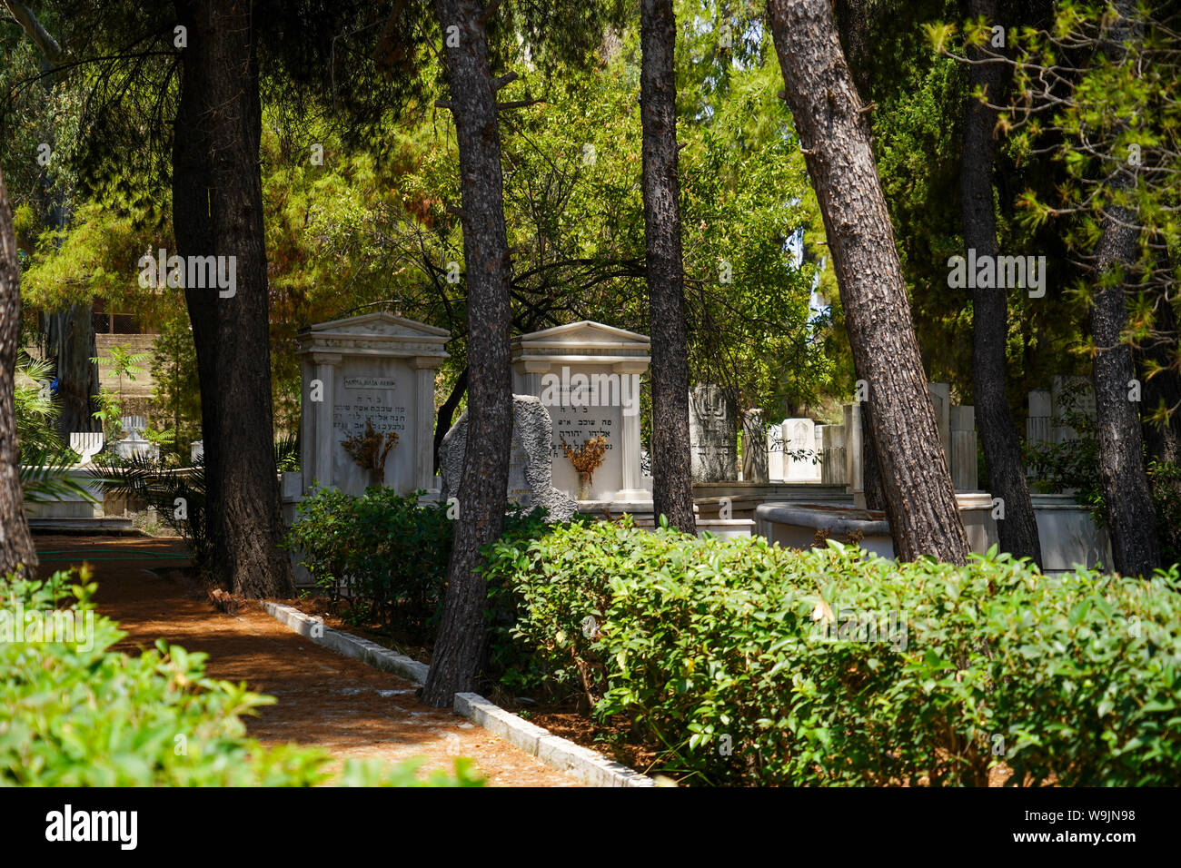 Alter und neuer jüdischer Friedhof koexistieren in den gleichen Platz, in einem Gebiet von 17 Hektar in Messapion ​​ Straße in der Innenstadt von Chalkidas. Der jüdische Friedhof von Halk Stockfoto