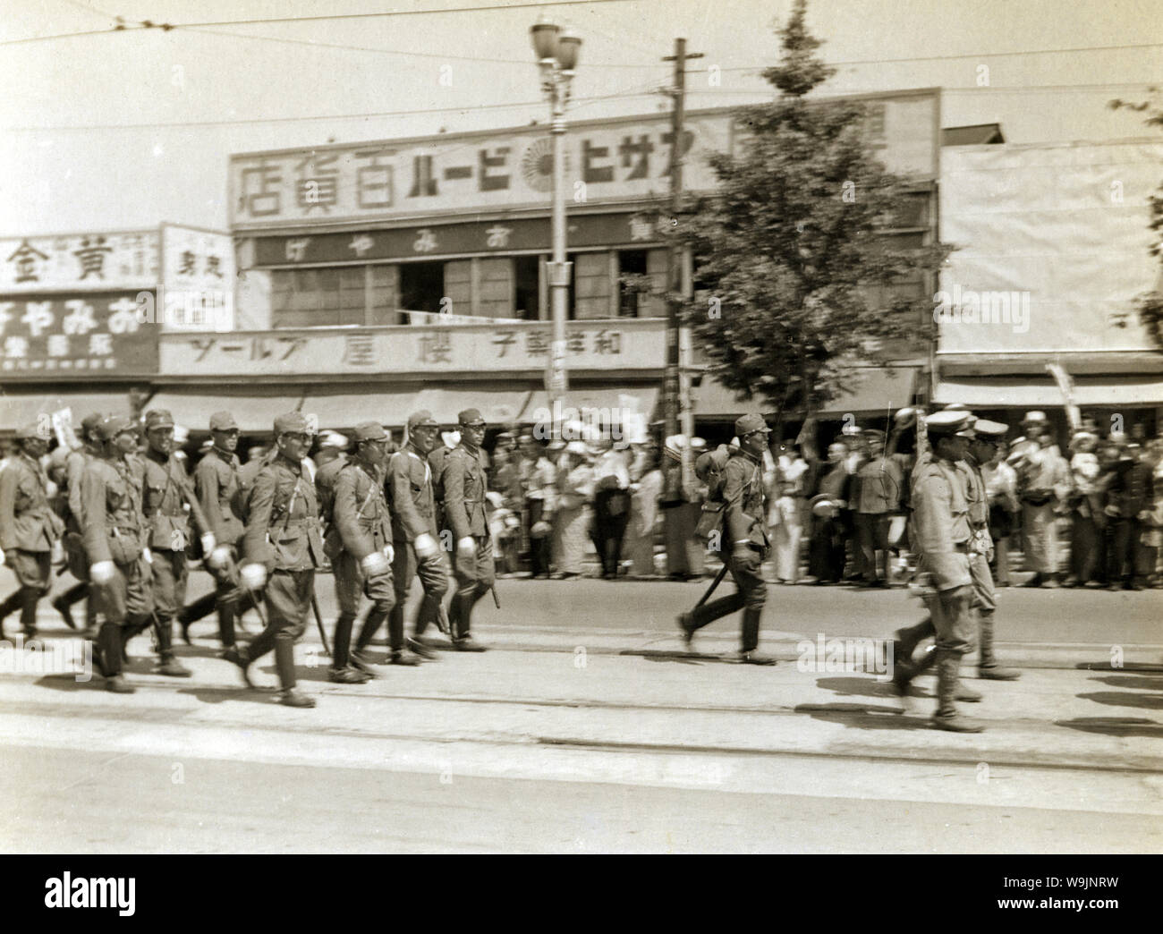 [1940 Japan - japanische Soldaten] - japanische Soldaten paradieren auf der Straße. 20. Jahrhundert vintage Silbergelatineabzug. Stockfoto