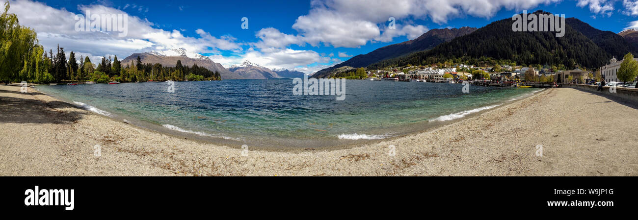 Ein Panorama von Queenstown und den Lake Wakatipu von der Kante der See, hellblau der Himmel Stockfoto