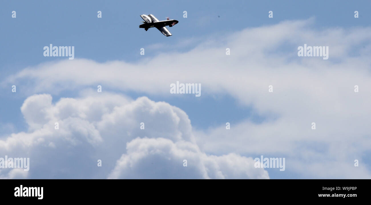 Augsburg, Deutschland. 14 Aug, 2019. Eine CO2-Drohne fliegt in den Himmel. Studenten der Universität Augsburg getestet carbon Modellraketen. Diese sollten in der Lage sein, in kontrollierter Weise zu fliegen, nachdem klettern und sicher zu landen. Ziel des Projekts ist es, die Technologie kommerziell nutzbar - z.b. für Air Taxis zu machen. Quelle: Stefan Puchner/dpa/Alamy leben Nachrichten Stockfoto