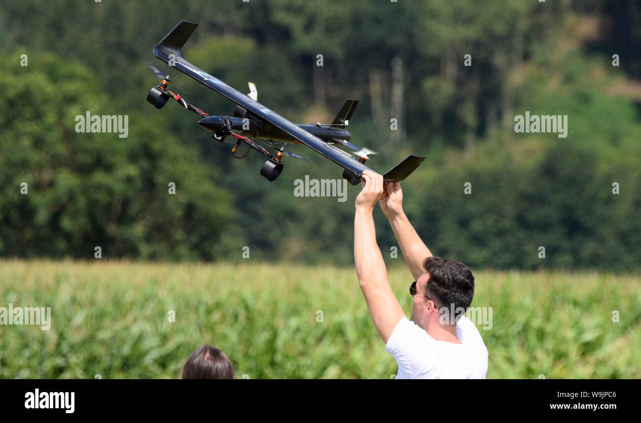 Augsburg, Deutschland. 14 Aug, 2019. Lukas Kuhn versucht, eine Co2-Drohne zu starten. Studenten der Universität Augsburg getestet carbon Modellraketen. Diese sollten in der Lage sein, in kontrollierter Weise zu fliegen, nachdem klettern und sicher zu landen. Ziel des Projekts ist es, die Technologie kommerziell nutzbar - z.b. für Air Taxis zu machen. Quelle: Stefan Puchner/dpa/Alamy leben Nachrichten Stockfoto