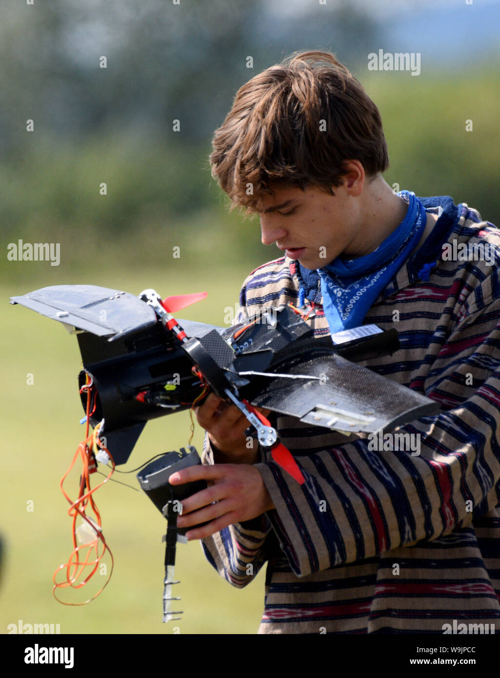 Augsburg, Deutschland. 14 Aug, 2019. Simon Rusche trägt seine Co2-Drohne abgestürzt. Studenten der Universität Augsburg getestet carbon Modellraketen. Diese sollten in der Lage sein, in kontrollierter Weise zu fliegen, nachdem klettern und sicher zu landen. Ziel des Projekts ist es, die Technologie kommerziell nutzbar - z.b. für Air Taxis zu machen. Quelle: Stefan Puchner/dpa/Alamy leben Nachrichten Stockfoto