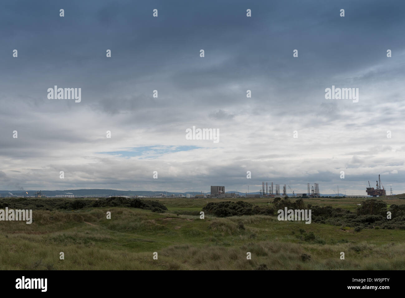 Küste von Hartlepool mit Wolken und Industrie Stockfoto