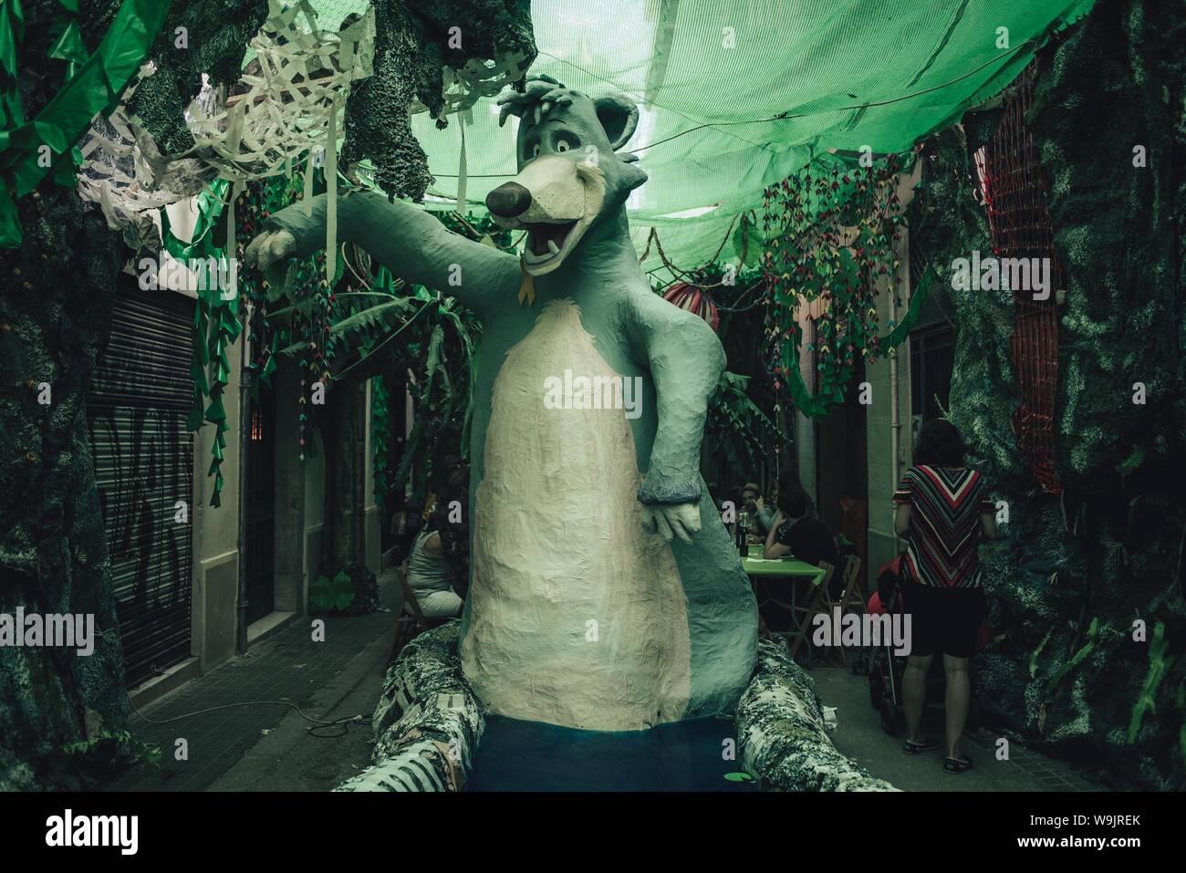 Baloo aus dem Dschungel Buch für eine der Straßen während der Festa Major de Gracia in Barcelona, 2018. Stockfoto