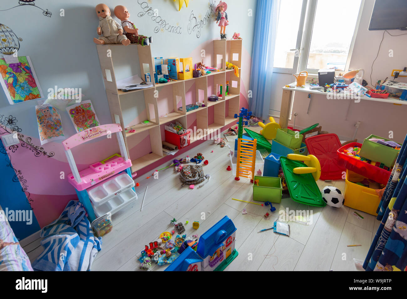 Sochi, Russland - August 8, 2019: Chaos nach dem Verlassen die Gäste im Kinderzimmer Stockfoto
