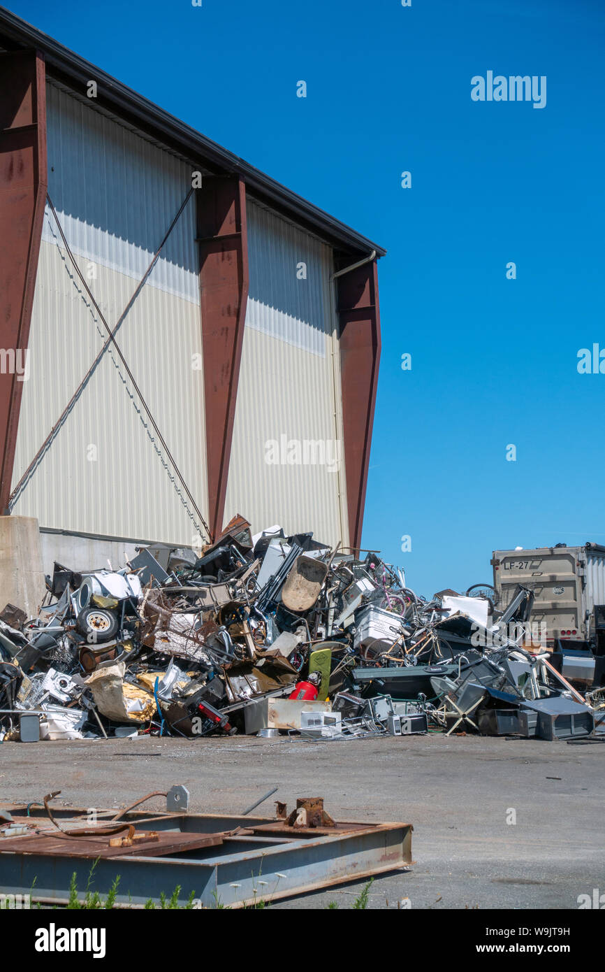 Große Haufen Schrott an der Aufschüttung an der integrierte Bewirtschaftung fester Abfälle in Bourne, Cape Cod, Massachusetts, USA Stockfoto