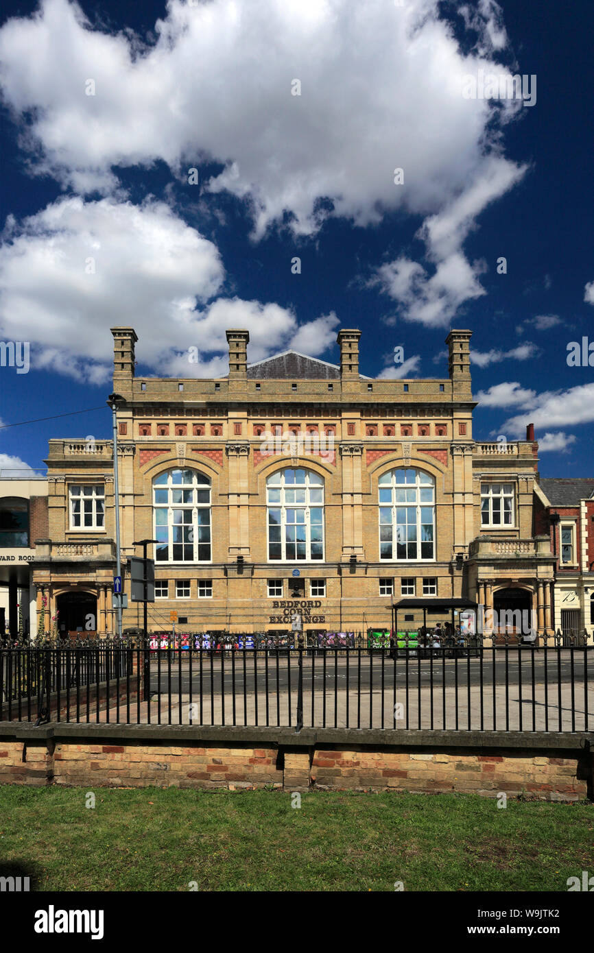 Blick auf die Straße mit dem Corn Exchange Gebäude, Bedford Stadt, Bedfordshire, England, Großbritannien Stockfoto