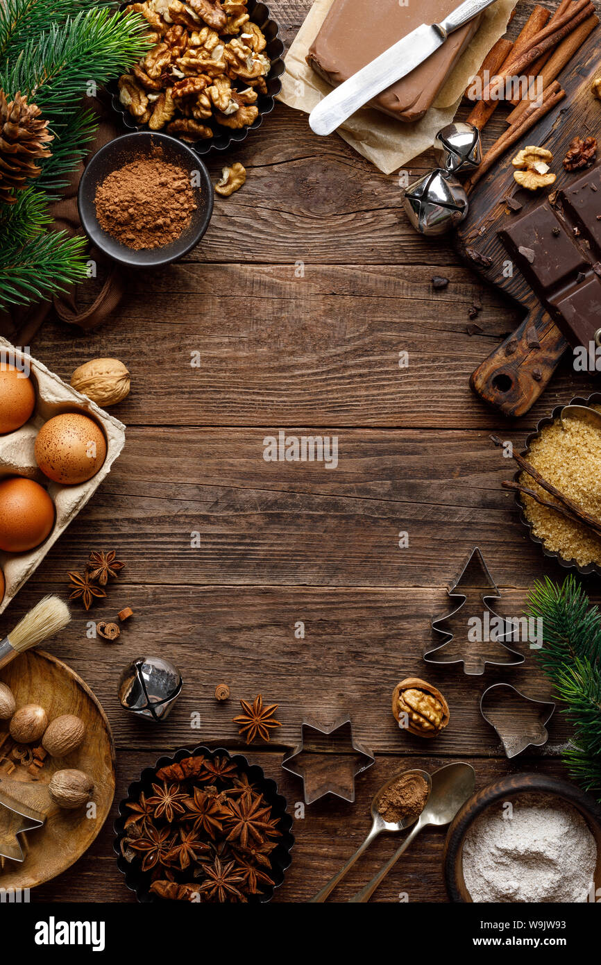 Weihnachten oder Silvester kulinarisch rustikalen Holzmöbeln Hintergrund mit Zutaten zum Kochen festliche Gerichte, Weihnachten backen. Urlaub kochen Rahmen für Noel Stockfoto