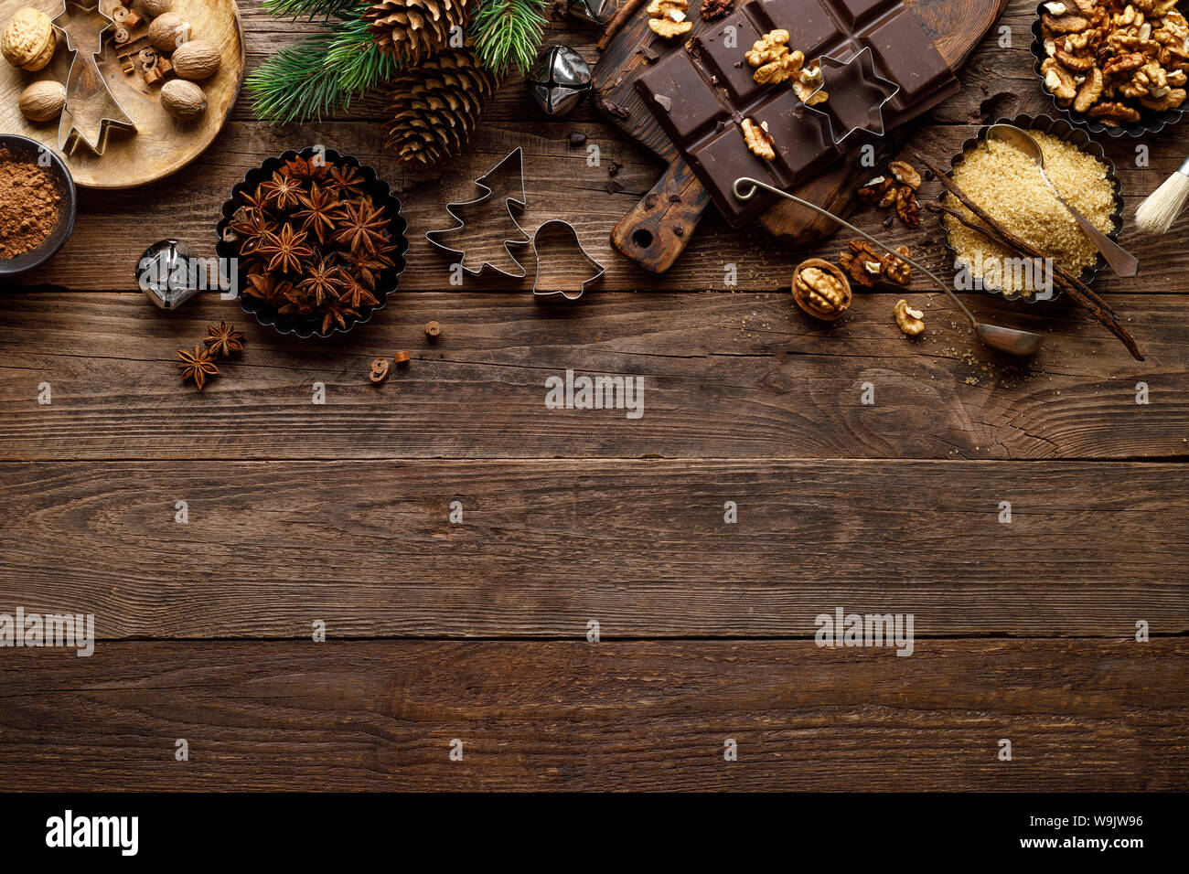 Weihnachten oder Silvester kulinarisch rustikalen Holzmöbeln Hintergrund mit Zutaten zum Kochen festliche Gerichte, Weihnachten backen. Urlaub kochen Rahmen für Noel Stockfoto