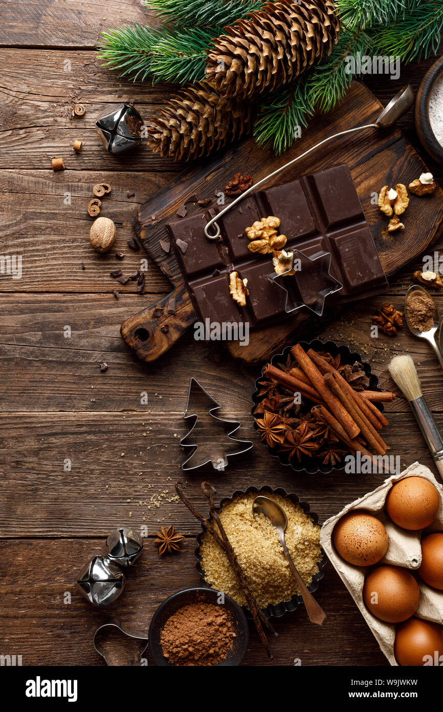 Weihnachten oder Silvester kulinarisch rustikalen Holzmöbeln Hintergrund mit Zutaten zum Kochen festliche Gerichte, Weihnachten backen. Urlaub kochen Rahmen für Noel Stockfoto