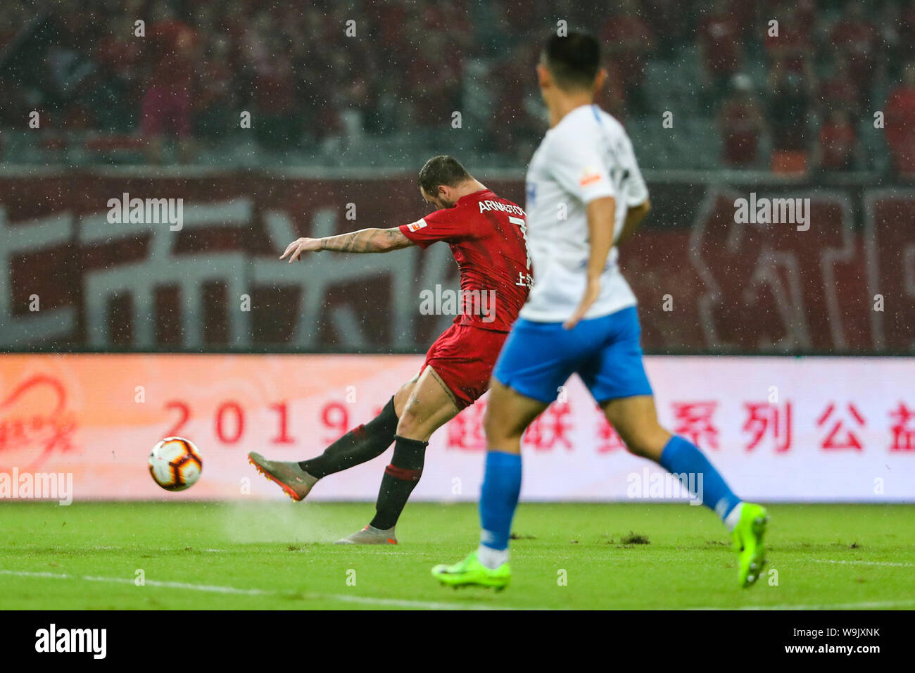 Österreichische Fußball-Spieler Marko Arnautovic von Shanghai SIPG F.C., Links, schießt im Match gegen Tianjin TEDA am 22. Runde des 2019 Chinese Football Association Super League (CSL). SIPG besiegt Shanghai Tianjin TEDA am 22. Runde von CSL 5-1. Stockfoto