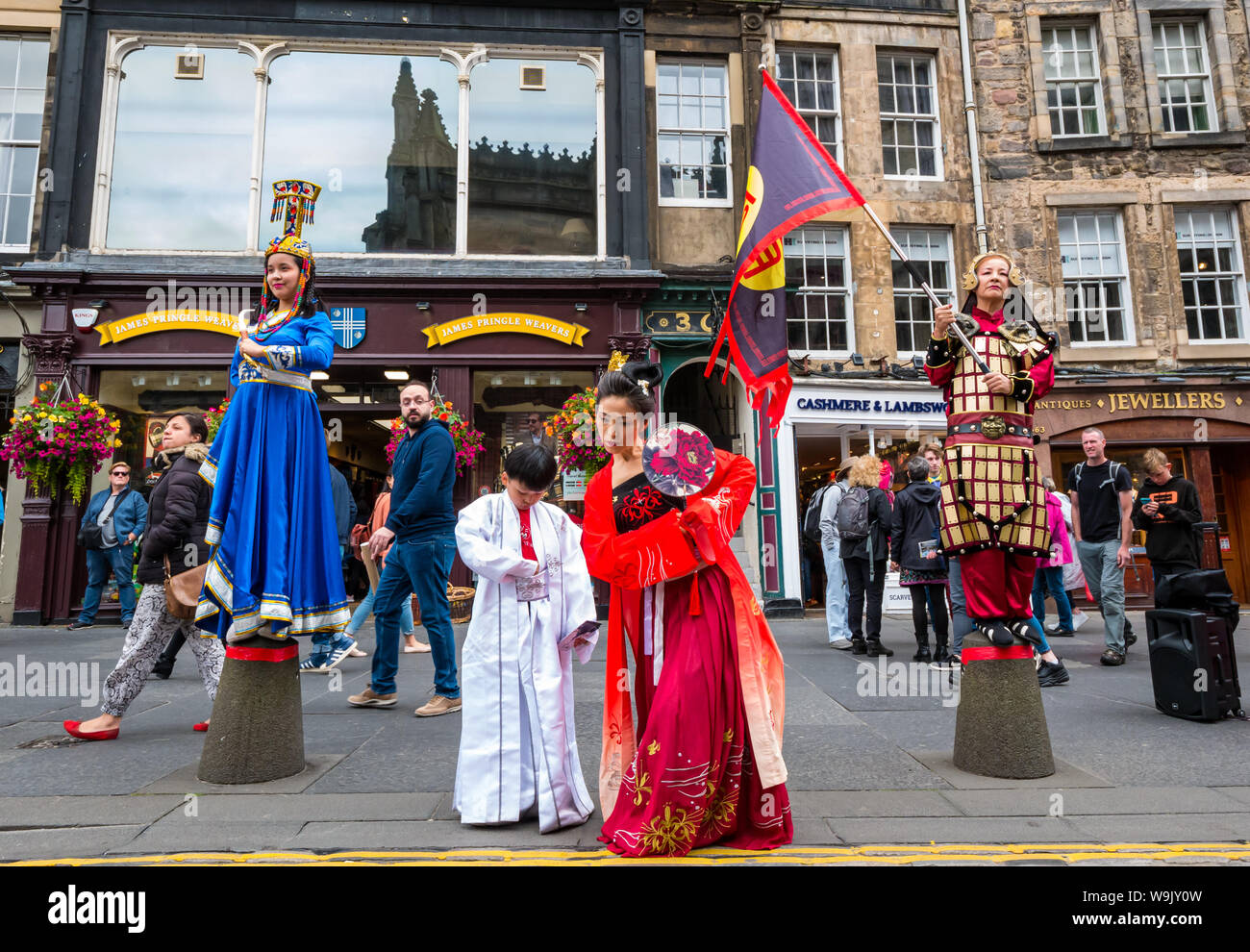 Royal Mile, Edinburgh, Schottland, Großbritannien, 14. August 2019. Edinburgh Festival Fringe: Festivalbesucher Darsteller watch Show namens Tang, die mit klassischen chinesischen Elemente wie Kostüme, Opern und Tanzveranstaltungen Stockfoto