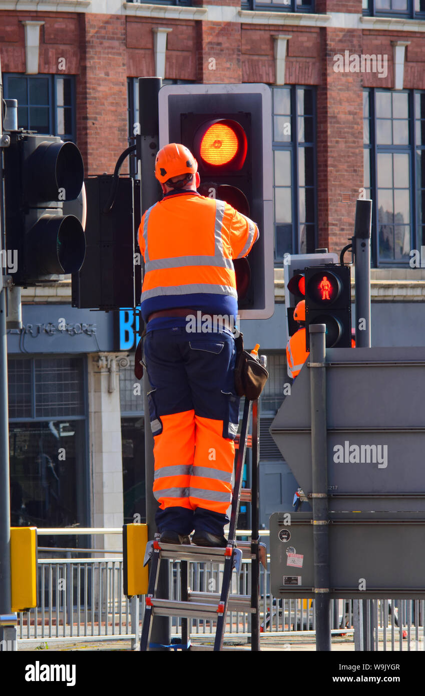 Maintenance Engineer, der an der Ampel in der Stadt Leeds yorkshire United Kingdom Stockfoto