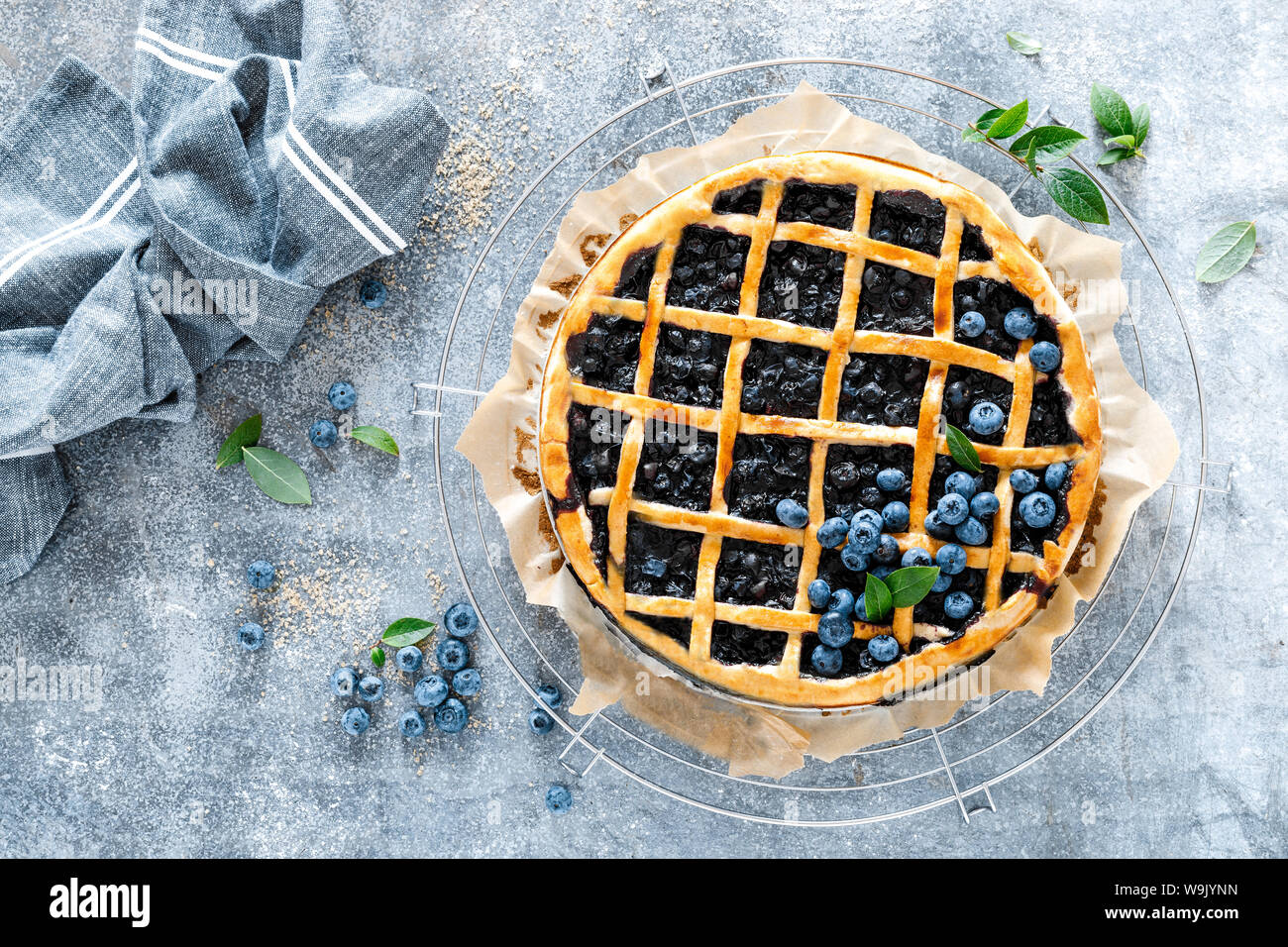 Traditionelle hausgemachte amerikanische Blueberry Pie mit Gitter Gebäck, Ansicht von oben Stockfoto